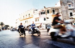 Straßenverkehr im Stadtteil Ischia Porto, Motorroller
