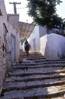 Griechische Dorfgasse mit Stufen auf der Insel Hydra