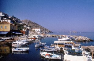 Blick auf einen Fischerhafen auf der Insel Hydra