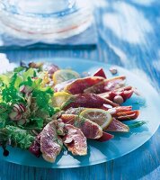 Salat mit Rotbarbenfilets und Orangen-Rhabarber