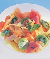 Exotischer Fruchtsalat mit Kiwi, Wassermelone, Mango, Grapefruit etc.
