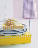 Servietten und Schachtel mit gelbkariertem Muster,weiße Teller (3)