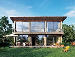 Modernes Holzhaus, Pultdach, große Terrasse + Balkon, große Fenster