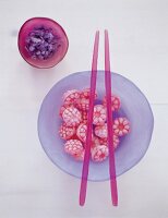 Himbeerbonbons + kandierte Veilchen in Schalen aus Kunstharz