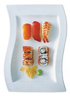 Sushi auf weißer Porzellanplatte mit Wellenform