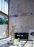Minimalistische Raum; Fensterwand, Sichtbetonwand und Corbusier-Sofa