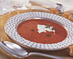 Tomatensuppe mitBasilikum-Cremefraiche