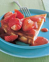 Ein Stück Ricotta-Kuchen mit frische n Erdbeeren auf Kuchenteller
