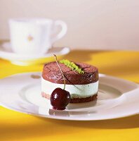 Törtchen mit Pistazien- und Schokoladenmousse auf Biskuitboden Dessert