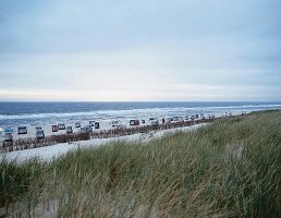 Sylter Meeresbrandung im Herbst, mit Strandkörben, Dünenschutzwall, Sylt