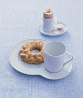 Frühstücks-Ei + Hefekranz auf weißem Design- Geschirr