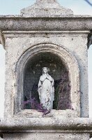 Madonna am Wegesrand mit Lavendel, alte Steinfigur