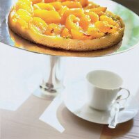 Aprikosentarte mit Pistazien auf silberner Tortenplatte