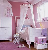 Mädchenzimmer in pink; weiße Möbel, Bett m.Baldachin, rosa Wand+Teppich