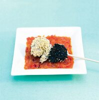 Sesam-scampi-satay  auf GrapefruitSchalotten-Dip