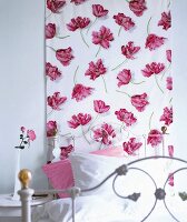 Wandbehang mit rosa Papageientulpen im Schlafzimmer überm Bett