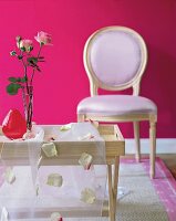 Taftwandbehang +2 Vasen auf Tabletttisch, Stuhl vor pinkfarbener Wand
