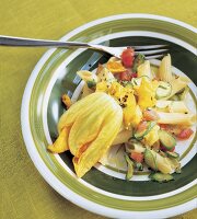 Penne mit Zucchiniblüten und Tomaten 