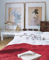 Asien-Flair im Schlafzimmer, Bilderrahmen, niedriges Bord hinter Bett