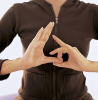 Mudras, Energiekick gegen Müdigkeit, Hand-Yoga, angeschnitten