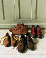 vier Paar braune Schuhe 