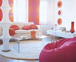 Wohnzimmer im Stil der 70er, Pop-Art weiß, orange, pink