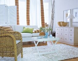 Wohnzimmer im Landhausstil, Rattansessel, weißes Sofa, Beistelltisch