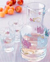 Karaffe und Gläser,aus Glas, mit aufgemalten Blüten