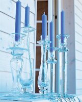 verschiedene Kerzenleuchter aus Glas in traditionellen Formen
