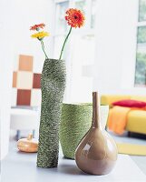 zwei Vasen und ein Übertopf mit Blumen