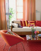 Wohnzimmer in Orangetönen, Sessel, Sofa, Couchtisch, Teppich