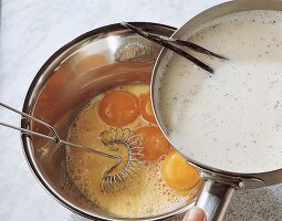 Vanille-Milch für die Bayerische Creme unter die Eier rühren. Nr. 2