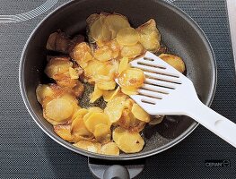 Kartoffelscheiben für die Tortilla in einer Pfanne braten. Nr. 3