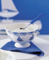 Schale, Müslischale mit Joghurt, auf blauer Serviette