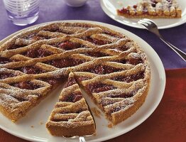 Linzer Torte, aus Mandelteig mit Beeren Konfitüre, Puderzucker