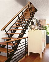 Treppe aus Stahlprofilen mit Stufen aus Mehrschichtholzplatten