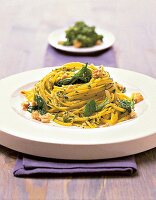 Spaghetti mit Spinat und WalnussPesto