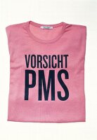 Rosa Shirt mit Aufschrift "Vorsicht PMS"