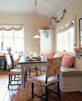 Wohnküche  im Sommerhaus mit Holztisch, Sitzbank mit Kissen