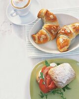 Hörnchen und Brötchen mit rohem Schinken u. Tomate