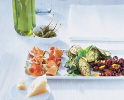 Antipasti: Feigen mit Schinken, eingelegte Zucchini, pikante Oliven