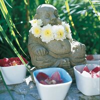 Buddha mit Blütenkranz 