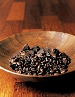 Kaffeebohnen, Kakao in einer Holzschale