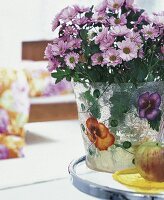 Blumenvase aus Glas mit Stief mütterchenmotiv bemalt