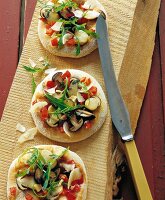 Steinpilz-Pizza mit Rauke und Parmesan
