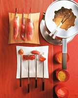 Rohe Fleischstückchen liegen auf gegabelt auf einem Teller, Fondue