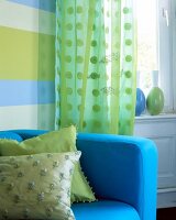 Türkisfarbener Sessel mit grünen Organza - Kissen, Vorhang