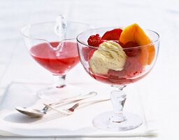 Vanilleeis mit Früchten in einem Glas