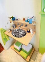 Bad, Waschtisch aus Holz mit einge lassener Waschschüssel