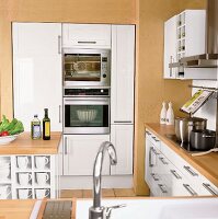 Detail Küche, Einbauküche, Backofen, Mikrowelle, Kühl-Gefrier-Kombination